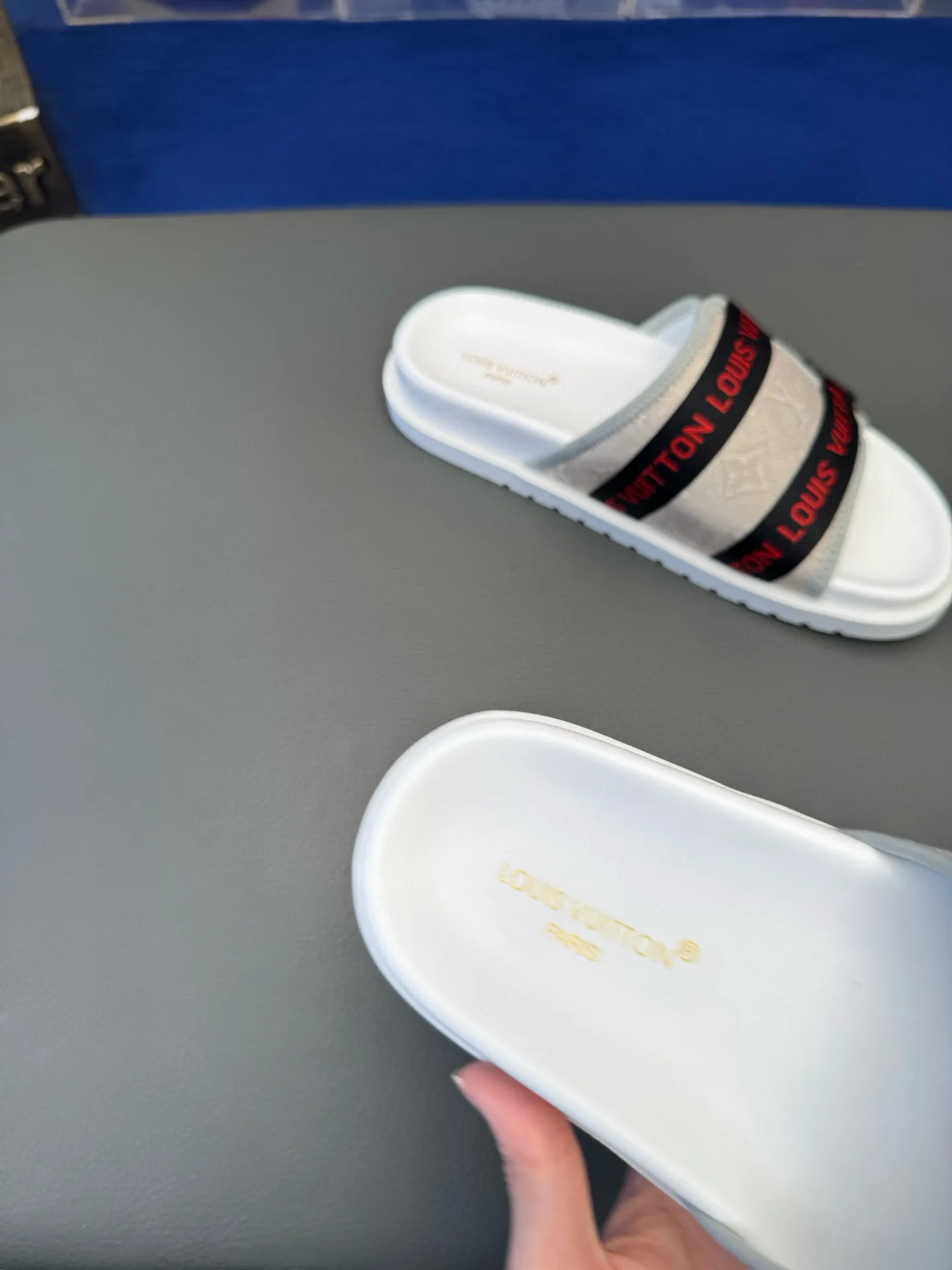 [L Home] P: 340💰Size: 38-45 Top purchasing lv men's summer slippers, classic presbyopia with soft real leather lining, unique color splicing effect, distinctive personality, fashionable and trendy essential style, light and comfortable. Lightweight and tough rubber insole, micro ridged foam outsole, super comfortable!